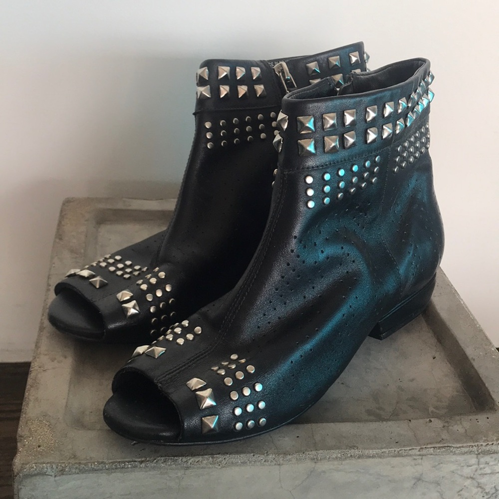 Pour La Victoire Black Leather stud flat booties